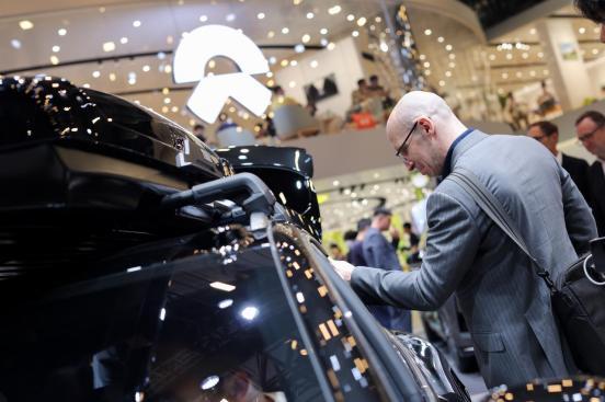 宝马集团董事长齐普策率高管团到访蔚来展台,盯着et9挪不动道