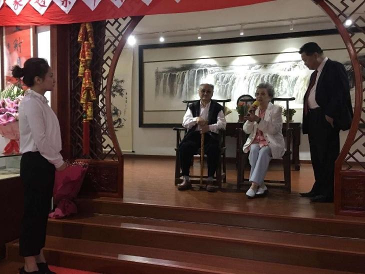 毕玺玺拜师京剧名家张南云 传统艺术薪火相传