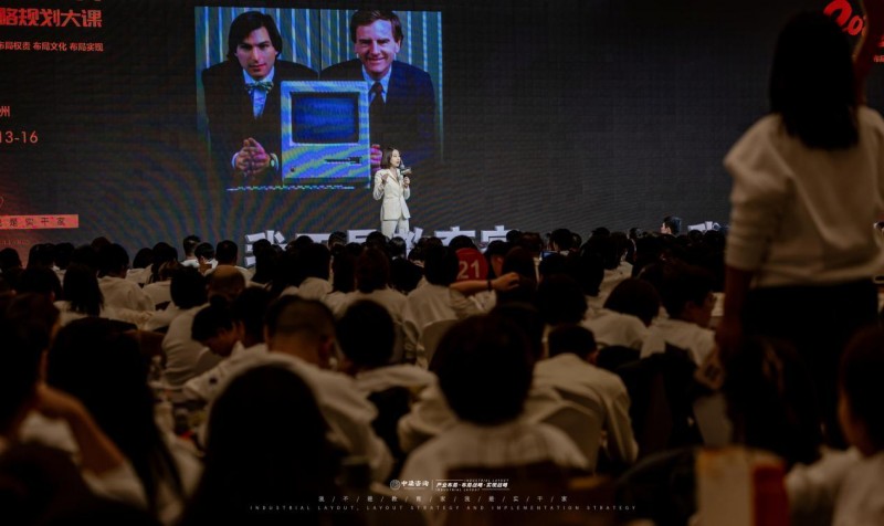 深耕19载实干赋能增长！中梁咨询2026增长战略大课  郑州绽放确定性增长与温情共鸣双向奔赴